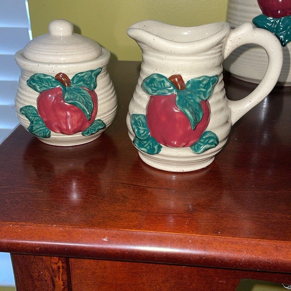 Cracker Barrel Cream & Sugar Set w Lid Country Apple Design Embossed 3D - Picture 2 of 5